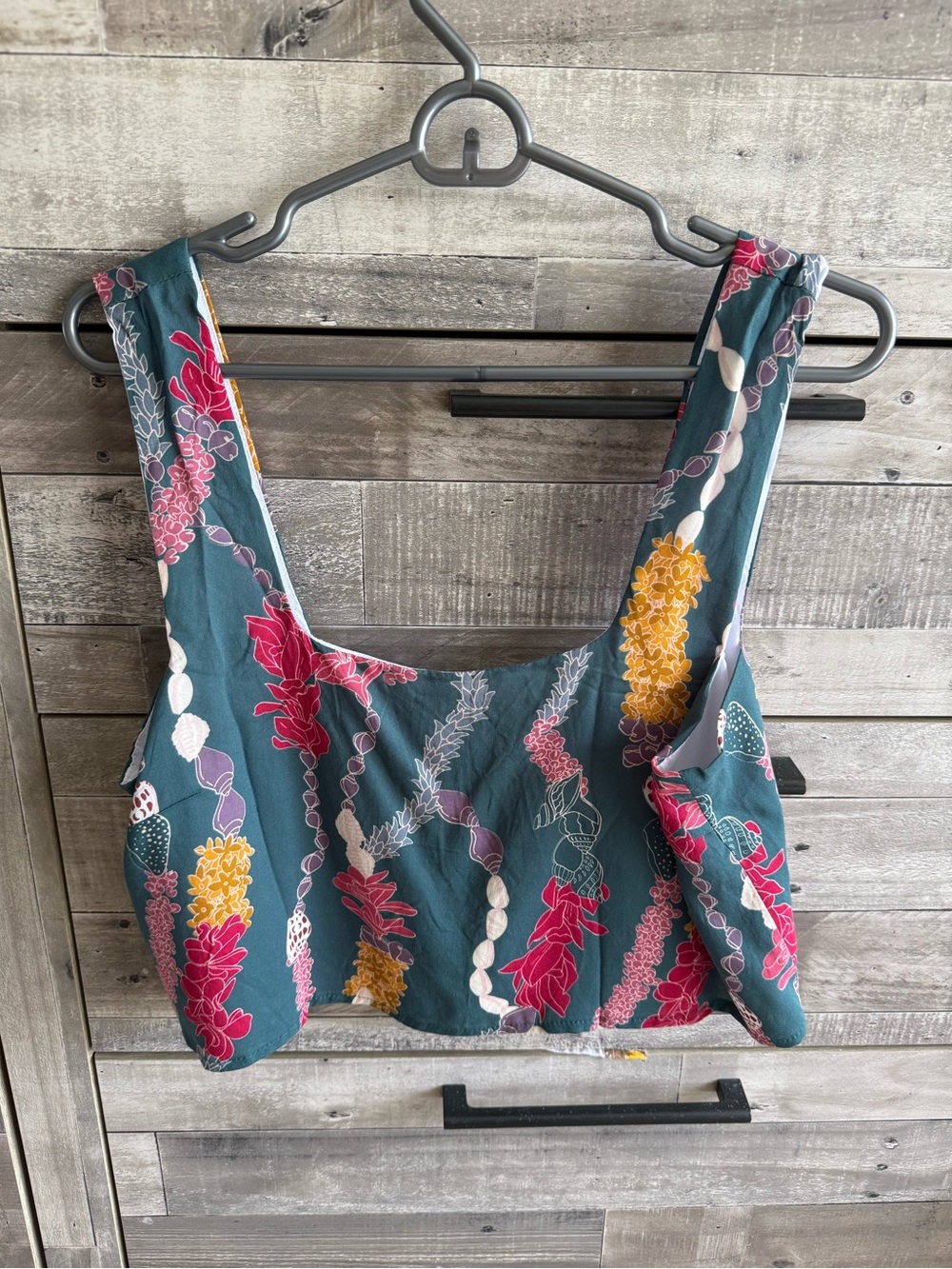 Yireh crop tank top in Lei print